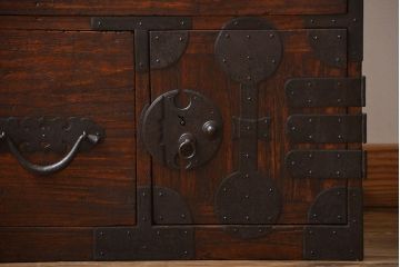 アンティーク家具　アンティーク　桐材!金具が立派な時代箪笥ローボード(2、桐箪笥、桐たんす)