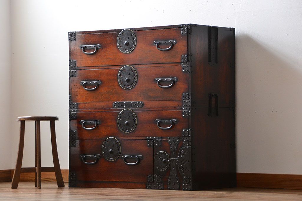 アンティーク家具　古民具・骨董　檜材!蝶覆輪金具の味わい深い衣装箪笥