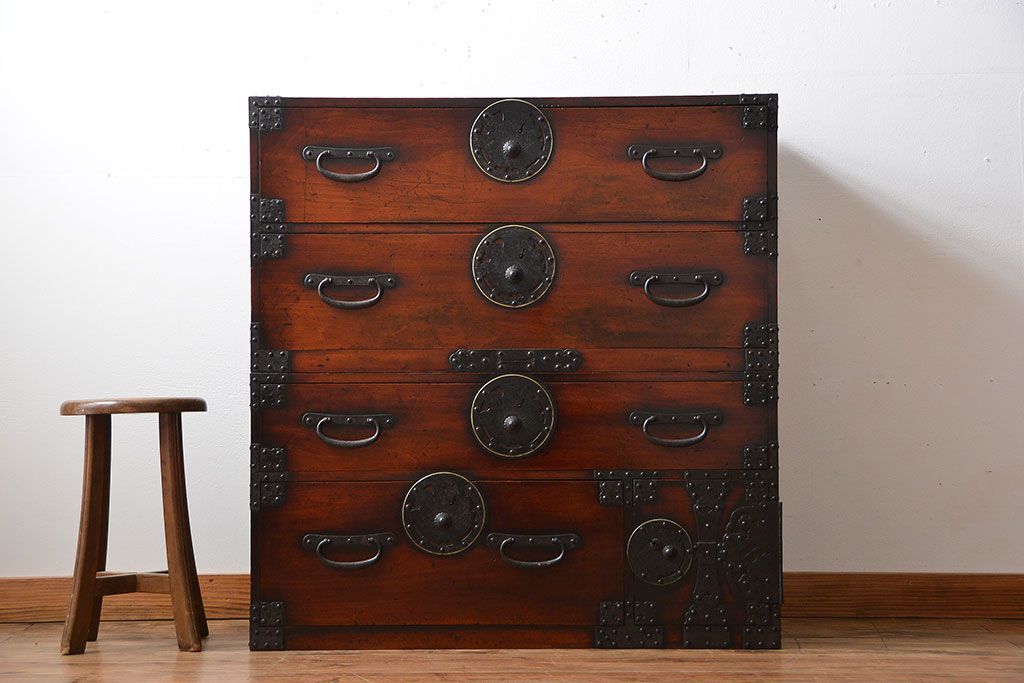 アンティーク家具　古民具・骨董　檜材!蝶覆輪金具の味わい深い衣装箪笥