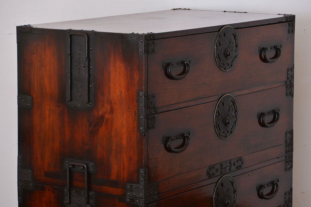 アンティーク家具　古民具・骨董　檜材!蝶覆輪金具の味わい深い衣装箪笥