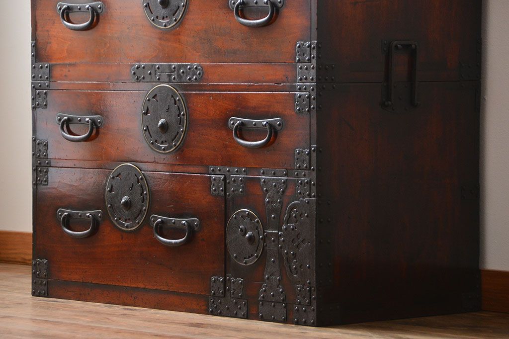 アンティーク家具　古民具・骨董　檜材!蝶覆輪金具の味わい深い衣装箪笥