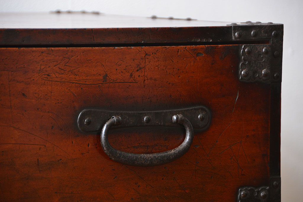 アンティーク家具　古民具・骨董　檜材!蝶覆輪金具の味わい深い衣装箪笥
