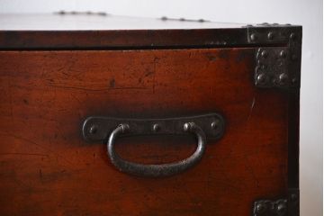 アンティーク家具　古民具・骨董　檜材!蝶覆輪金具の味わい深い衣装箪笥