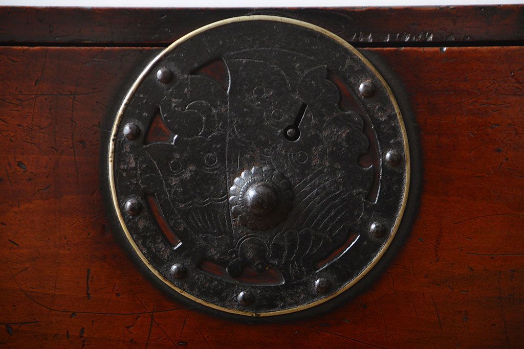 アンティーク家具　古民具・骨董　檜材!蝶覆輪金具の味わい深い衣装箪笥