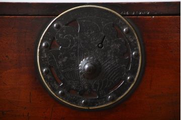 アンティーク家具　古民具・骨董　檜材!蝶覆輪金具の味わい深い衣装箪笥