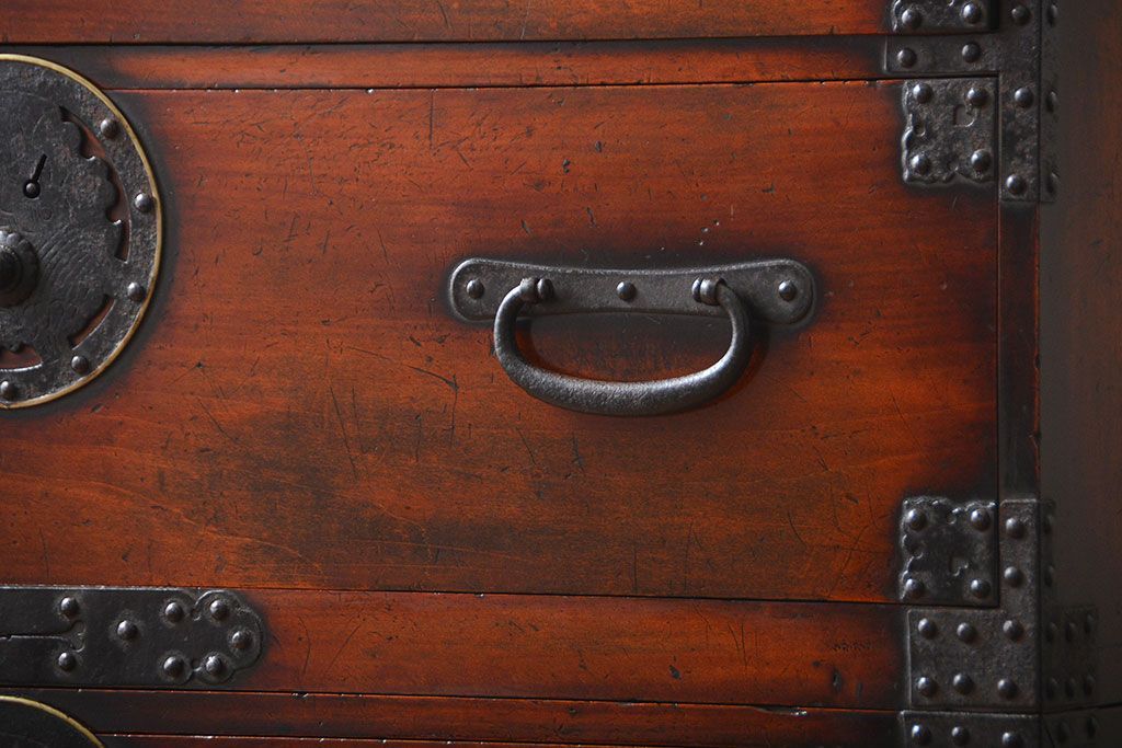 アンティーク家具　古民具・骨董　檜材!蝶覆輪金具の味わい深い衣装箪笥