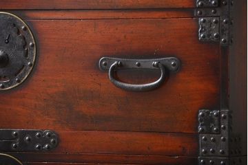 アンティーク家具　古民具・骨董　檜材!蝶覆輪金具の味わい深い衣装箪笥