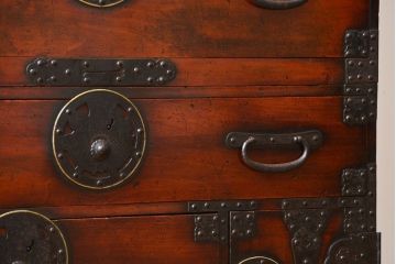 アンティーク家具　古民具・骨董　檜材!蝶覆輪金具の味わい深い衣装箪笥