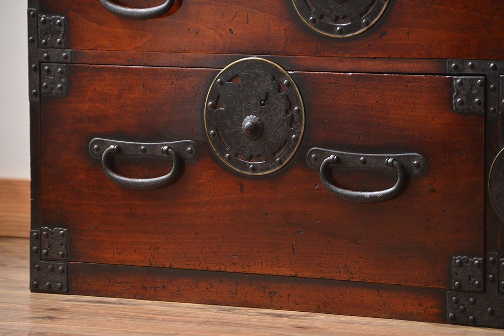 アンティーク家具　古民具・骨董　檜材!蝶覆輪金具の味わい深い衣装箪笥