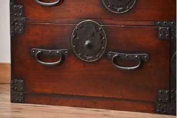 アンティーク家具　古民具・骨董　檜材!蝶覆輪金具の味わい深い衣装箪笥