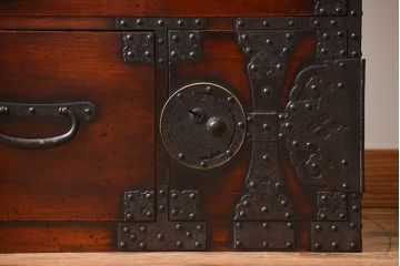 アンティーク家具　古民具・骨董　檜材!蝶覆輪金具の味わい深い衣装箪笥