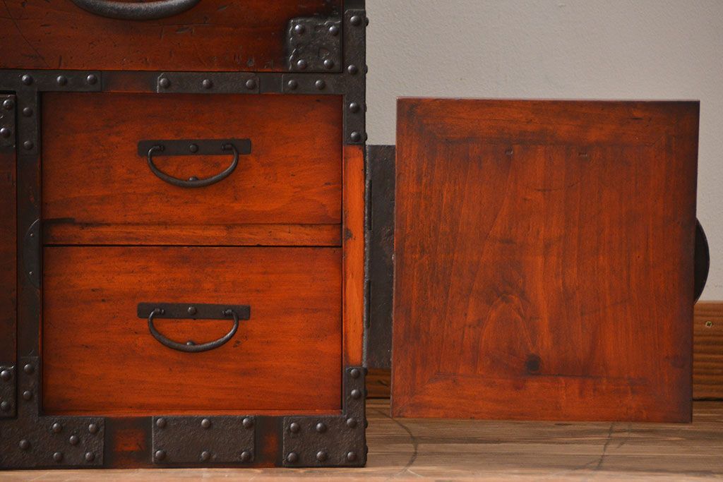 アンティーク家具　古民具・骨董　檜材!蝶覆輪金具の味わい深い衣装箪笥