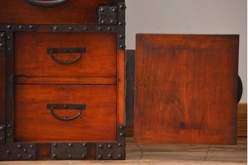 アンティーク家具　古民具・骨董　檜材!蝶覆輪金具の味わい深い衣装箪笥