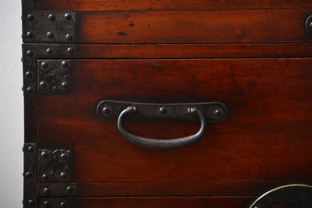 アンティーク家具　古民具・骨董　檜材!蝶覆輪金具の味わい深い衣装箪笥