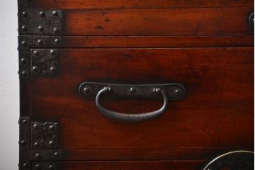 アンティーク家具　古民具・骨董　檜材!蝶覆輪金具の味わい深い衣装箪笥