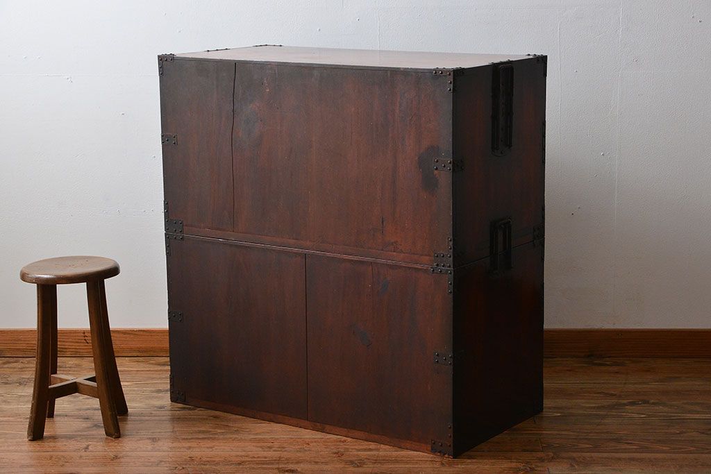 アンティーク家具　古民具・骨董　檜材!蝶覆輪金具の味わい深い衣装箪笥