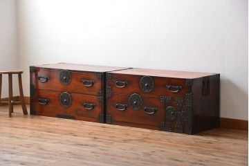 アンティーク家具　古民具・骨董　檜材!蝶覆輪金具の味わい深い衣装箪笥