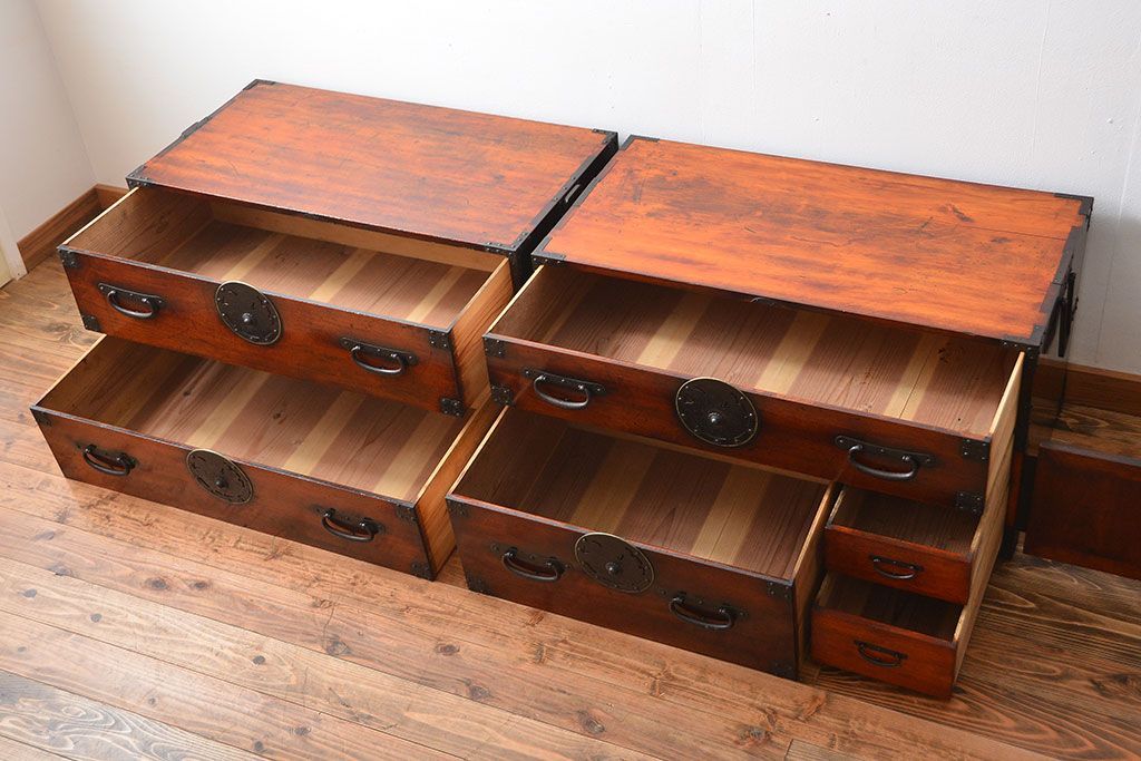 アンティーク家具　古民具・骨董　檜材!蝶覆輪金具の味わい深い衣装箪笥