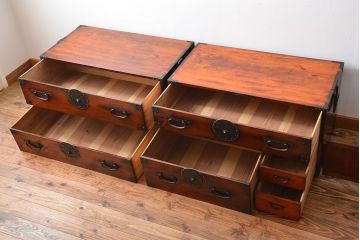 アンティーク家具　古民具・骨董　檜材!蝶覆輪金具の味わい深い衣装箪笥