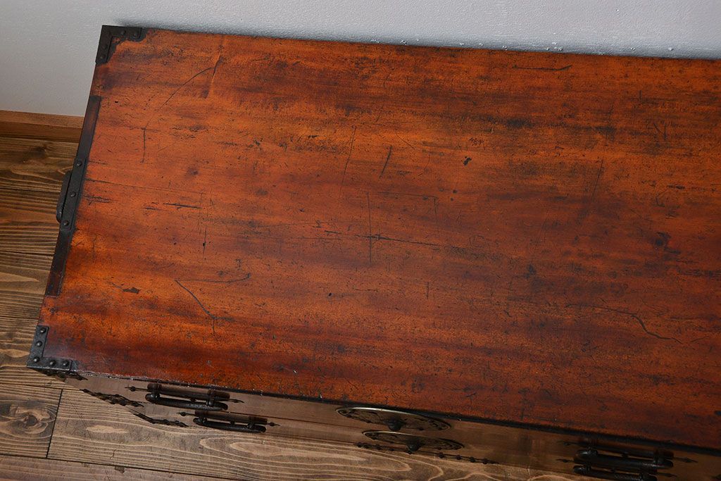 アンティーク家具　古民具・骨董　檜材!蝶覆輪金具の味わい深い衣装箪笥