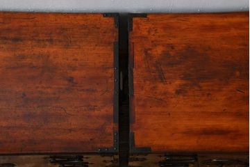 アンティーク家具　古民具・骨董　檜材!蝶覆輪金具の味わい深い衣装箪笥