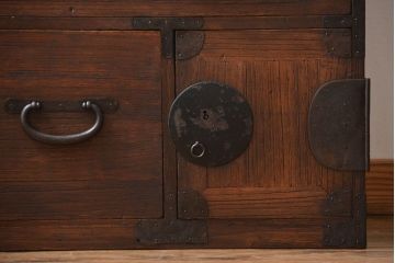 アンティーク家具　和製アンティーク　シンプルな丸金具の時代箪笥ローボード(1)