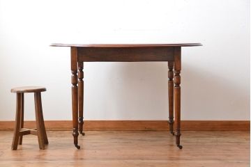 アンティーク家具　イギリスアンティーク　天板マホガニー材のシンプルなラウンドダイニングテーブル