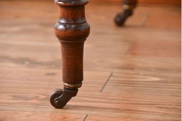 アンティーク家具　イギリスアンティーク　天板マホガニー材のシンプルなラウンドダイニングテーブル