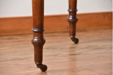 アンティーク家具　イギリスアンティーク　天板マホガニー材のシンプルなラウンドダイニングテーブル