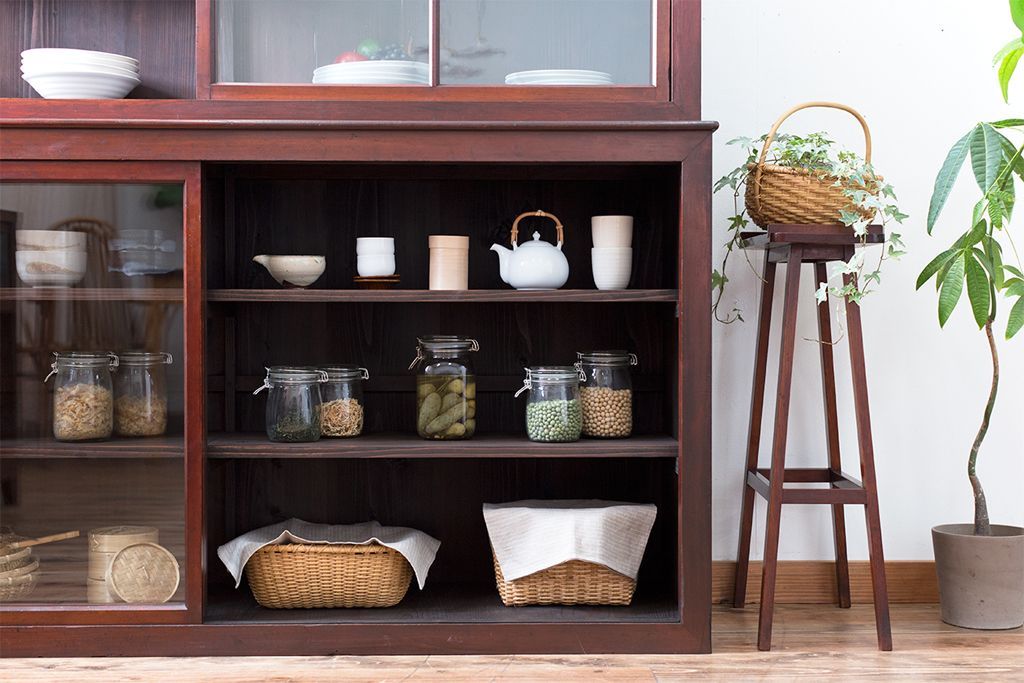 アンティーク家具　和製アンティーク　古い木製の引き戸付き大型重ね収納棚