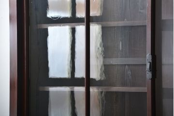 アンティーク家具　和製アンティーク　古い木製の引き戸付き大型重ね収納棚