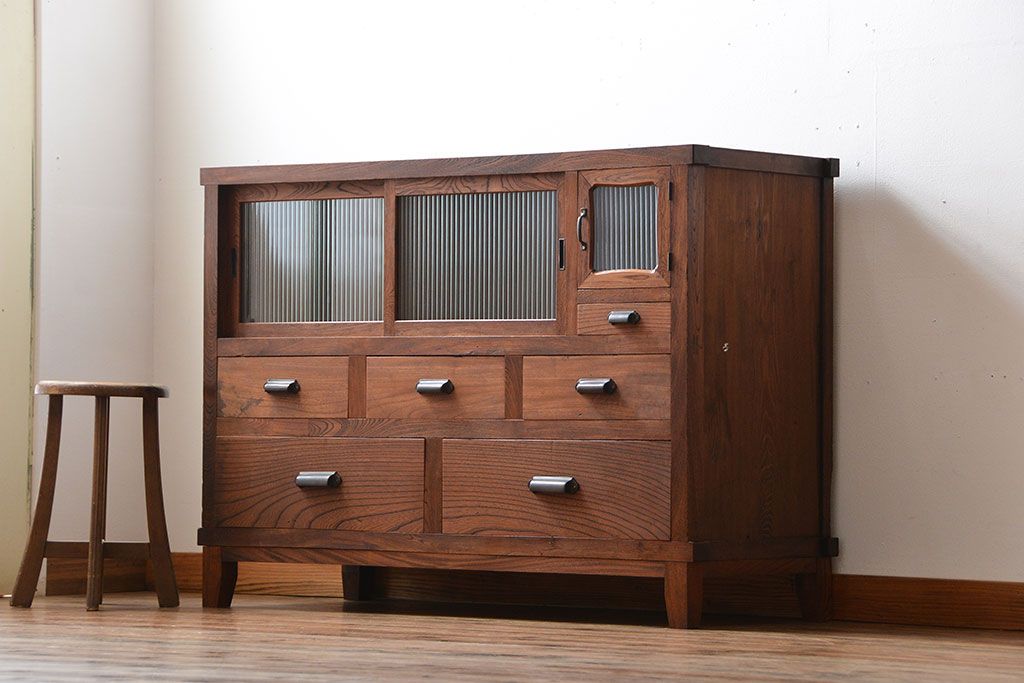 アンティーク家具　和製アンティーク　モールガラス入り!前面欅材の大ぶりな脚付き収納棚