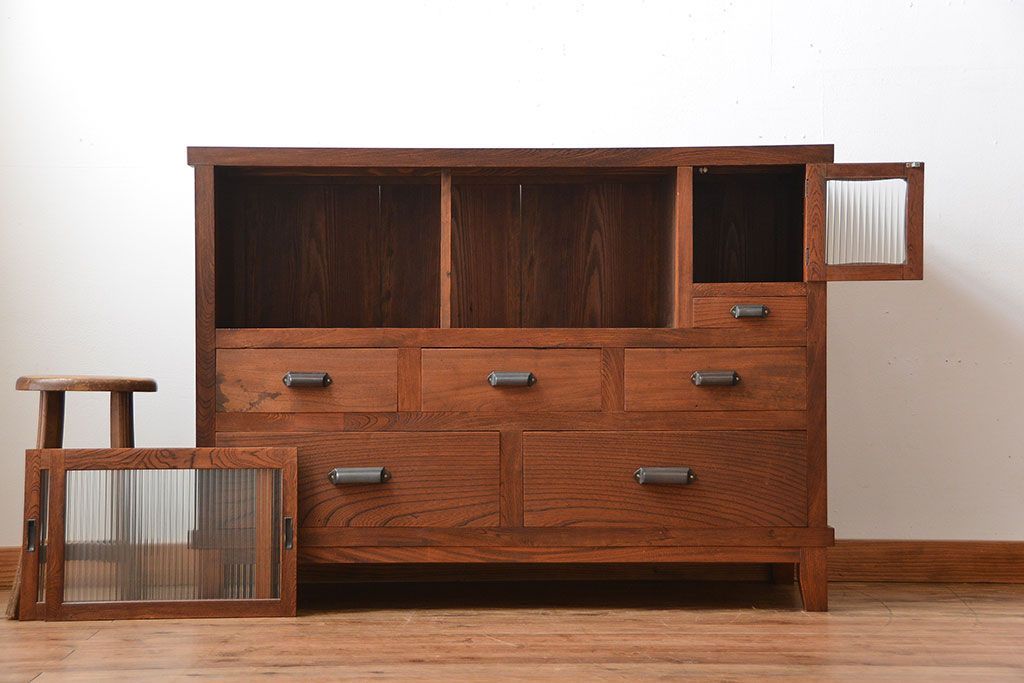 アンティーク家具　和製アンティーク　モールガラス入り!前面欅材の大ぶりな脚付き収納棚