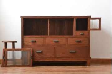 アンティーク家具　和製アンティーク　モールガラス入り!前面欅材の大ぶりな脚付き収納棚