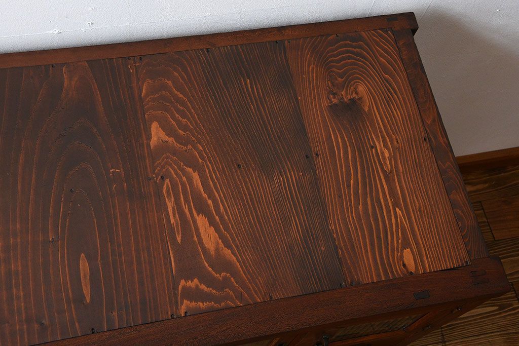 アンティーク家具　和製アンティーク　モールガラス入り!前面欅材の大ぶりな脚付き収納棚