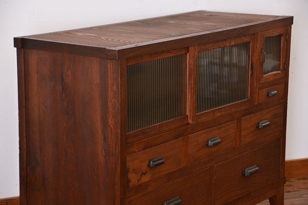 アンティーク家具　和製アンティーク　モールガラス入り!前面欅材の大ぶりな脚付き収納棚