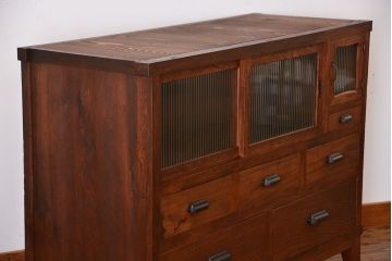 アンティーク家具　和製アンティーク　モールガラス入り!前面欅材の大ぶりな脚付き収納棚