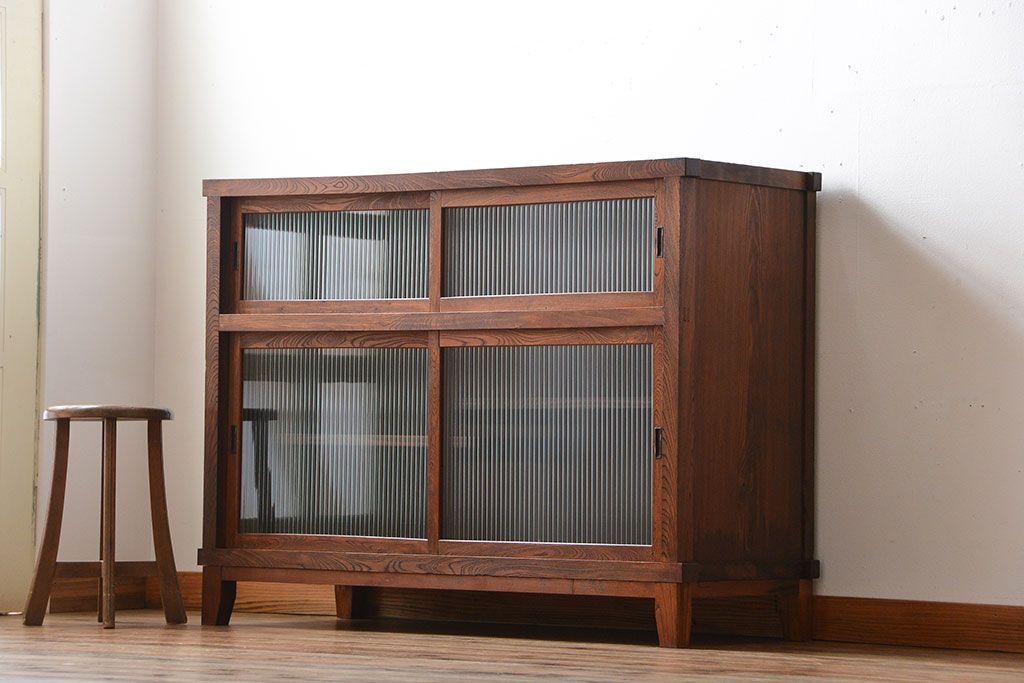 アンティーク家具　和製アンティーク　モールガラス入り!前面欅材の大ぶりな脚付き収納棚(2)