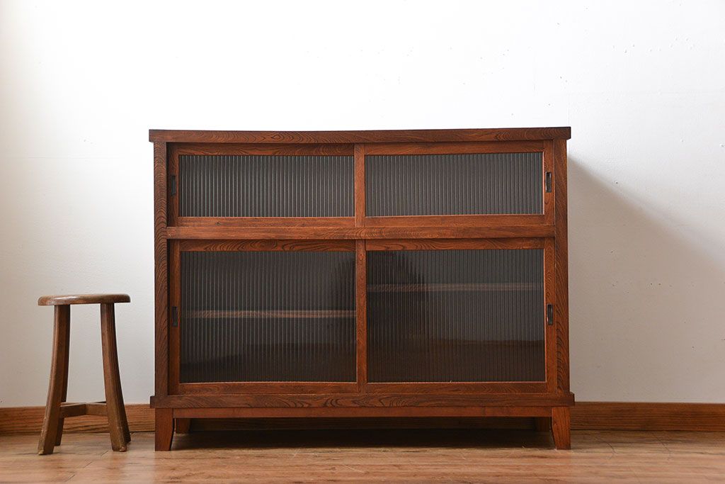 アンティーク家具　和製アンティーク　モールガラス入り!前面欅材の大ぶりな脚付き収納棚(2)