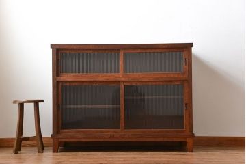 アンティーク家具　和製アンティーク　モールガラス入り!前面欅材の大ぶりな脚付き収納棚(2)