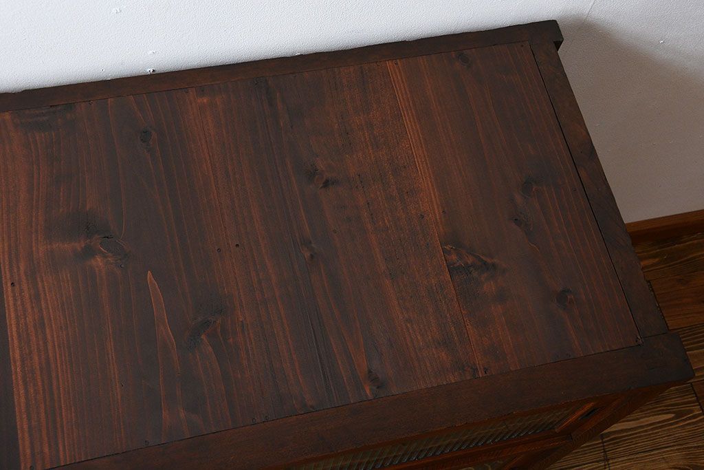 アンティーク家具　和製アンティーク　モールガラス入り!前面欅材の大ぶりな脚付き収納棚(2)