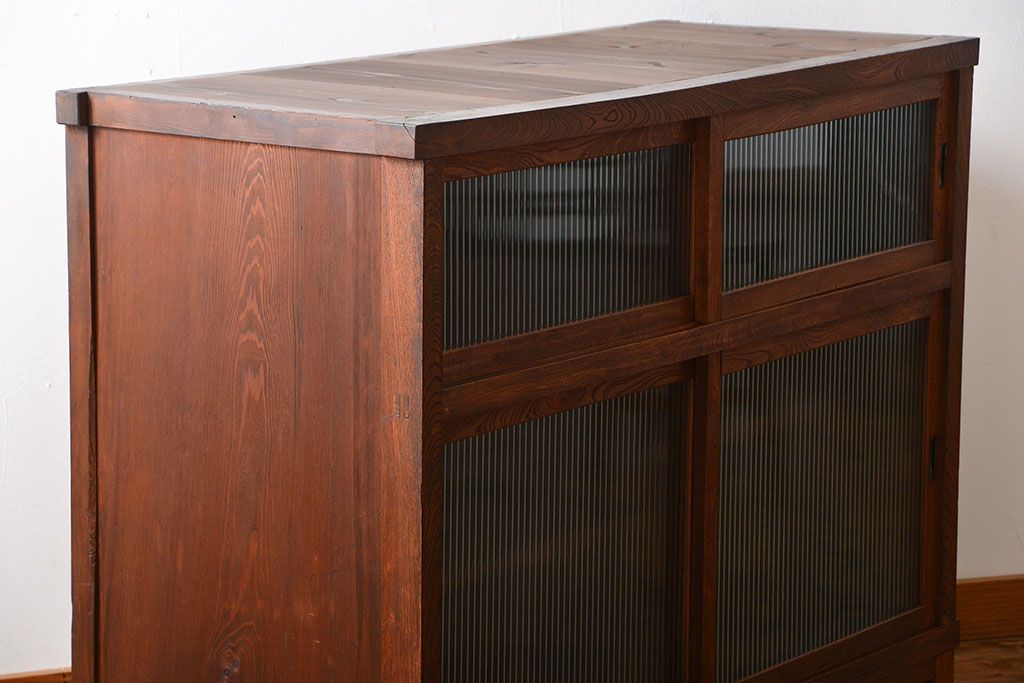 アンティーク家具　和製アンティーク　モールガラス入り!前面欅材の大ぶりな脚付き収納棚(2)