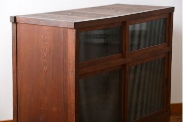 アンティーク家具　和製アンティーク　モールガラス入り!前面欅材の大ぶりな脚付き収納棚(2)