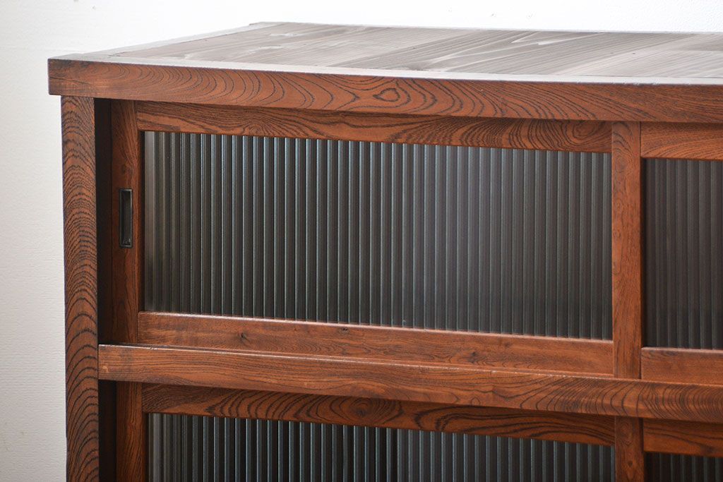 アンティーク家具　和製アンティーク　モールガラス入り!前面欅材の大ぶりな脚付き収納棚(2)