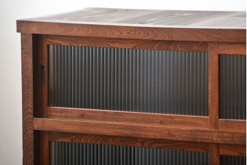 アンティーク家具　和製アンティーク　モールガラス入り!前面欅材の大ぶりな脚付き収納棚(2)