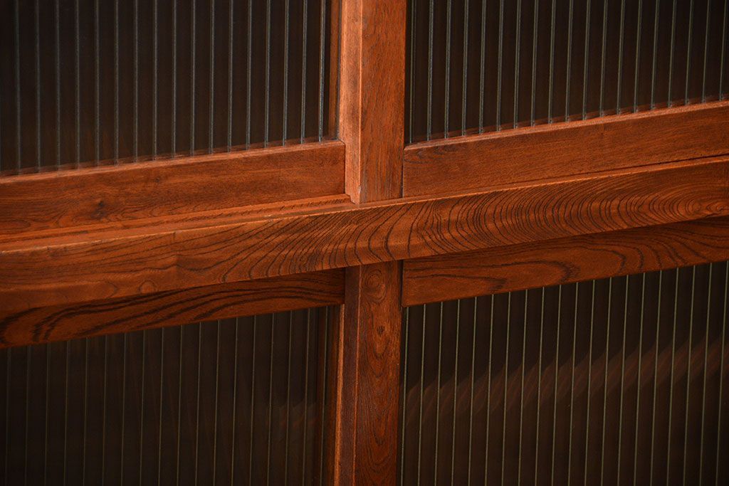 アンティーク家具　和製アンティーク　モールガラス入り!前面欅材の大ぶりな脚付き収納棚(2)