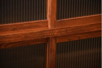 アンティーク家具　和製アンティーク　モールガラス入り!前面欅材の大ぶりな脚付き収納棚(2)