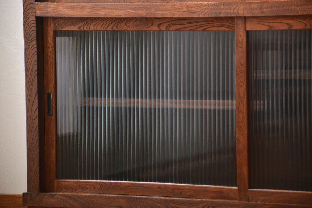 アンティーク家具　和製アンティーク　モールガラス入り!前面欅材の大ぶりな脚付き収納棚(2)