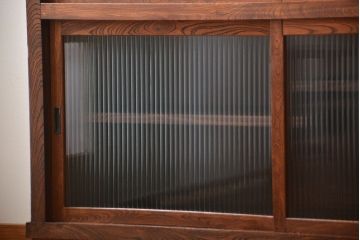 アンティーク家具　和製アンティーク　モールガラス入り!前面欅材の大ぶりな脚付き収納棚(2)