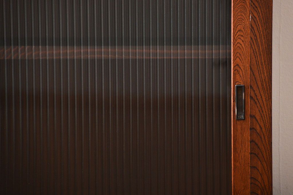 アンティーク家具　和製アンティーク　モールガラス入り!前面欅材の大ぶりな脚付き収納棚(2)